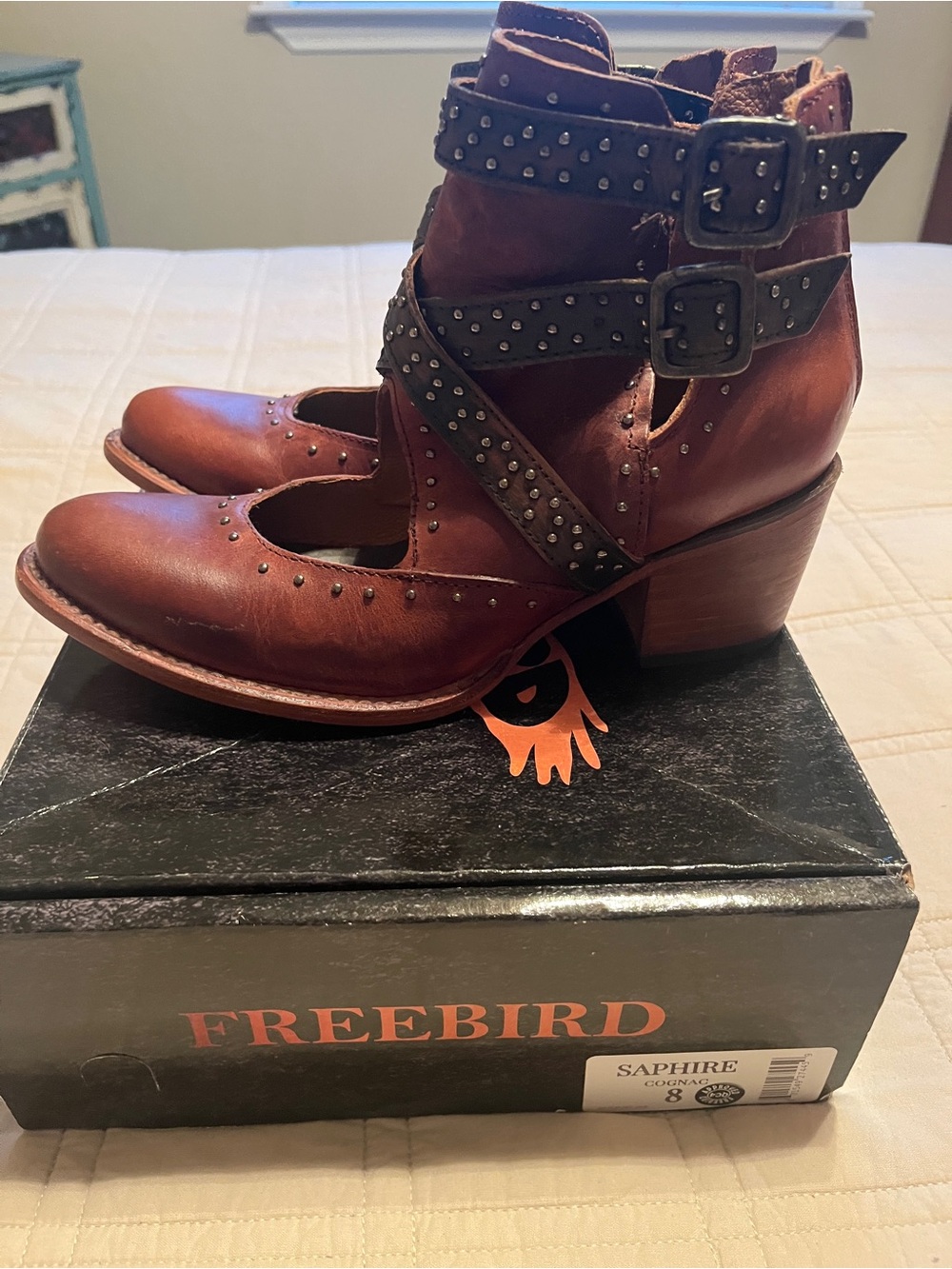 Freebird Saphire Cognac shoes
New in box. Size 8 - Picture 2 of 7